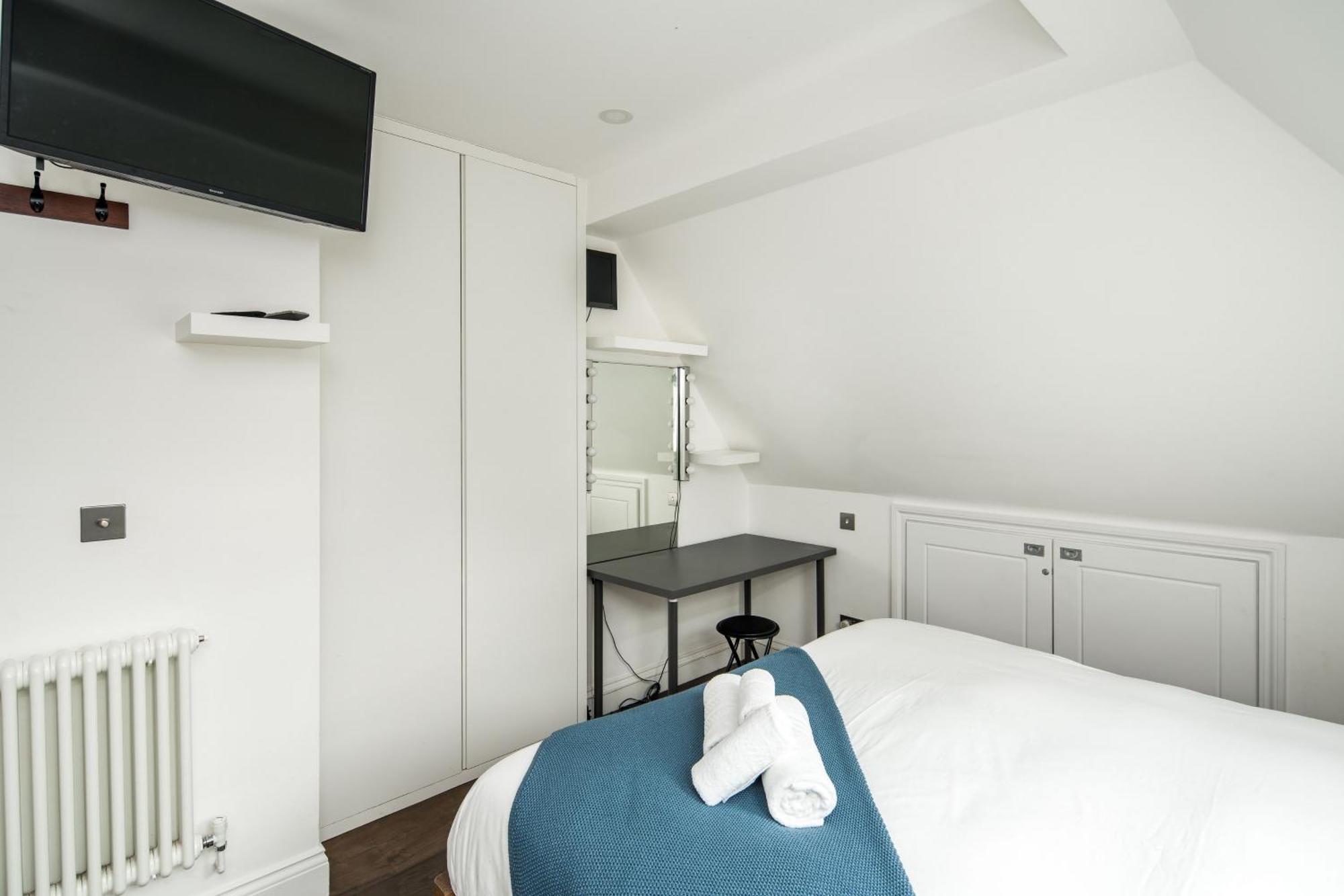 Sleek And Stylish 1bd W/ Balcony, Hammersmith Londres